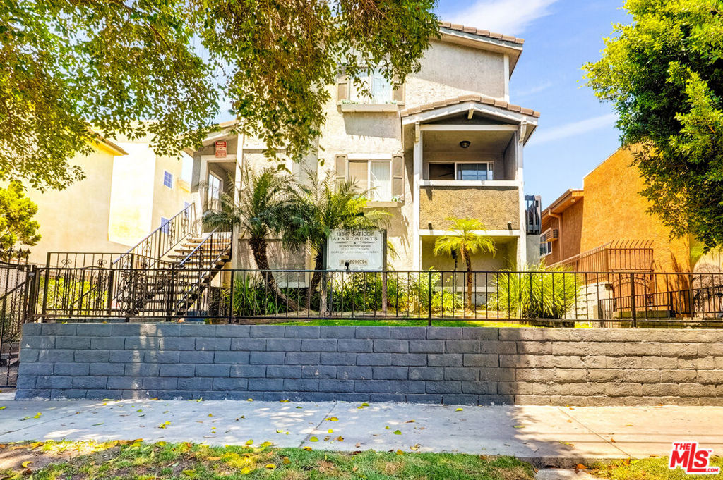 18547 Saticoy Street Property Photo 15