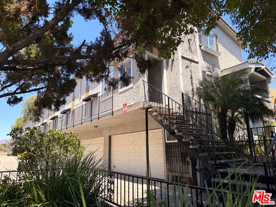 18547 Saticoy Street Property Photo 16