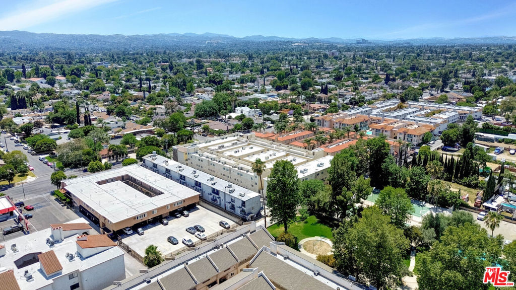 18547 Saticoy Street Property Photo 17