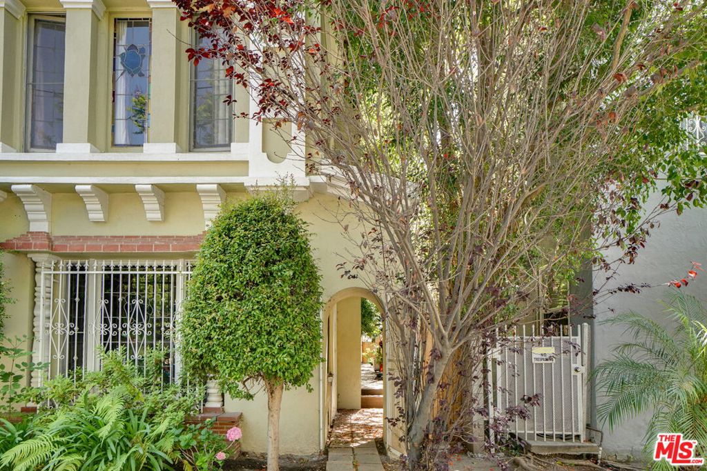 214 N La Peer Drive Property Photo 4