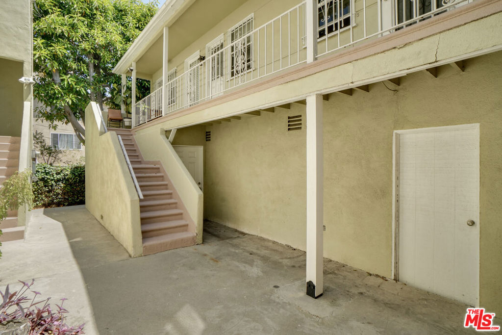 214 N La Peer Drive Property Photo 5