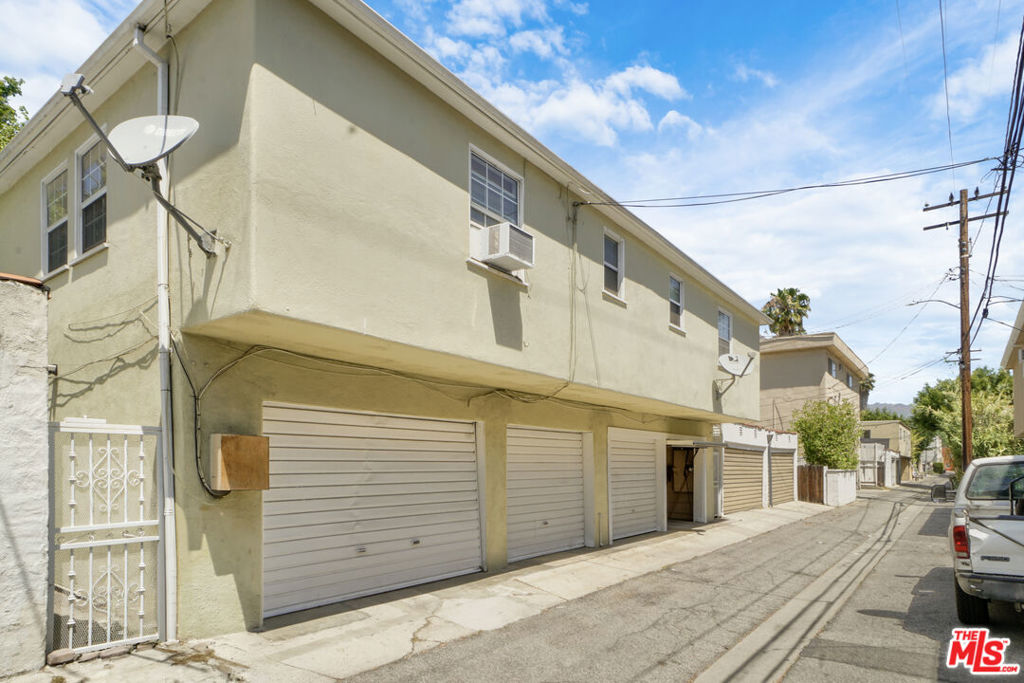 214 N La Peer Drive Property Photo 7