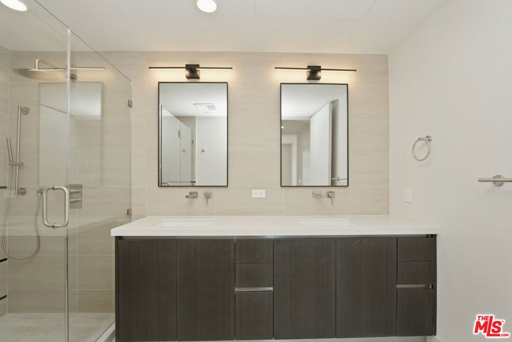 505 S Barrington Avenue 202 Property Photo 10