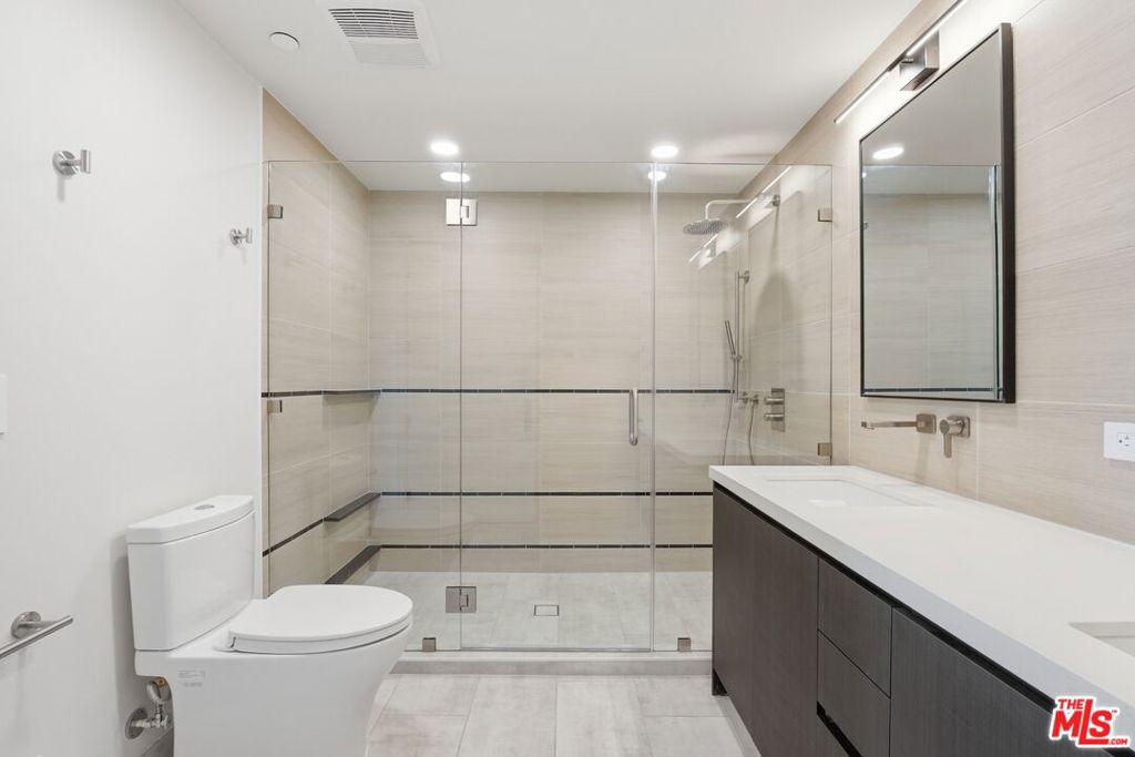 505 S Barrington Avenue 202 Property Photo 11
