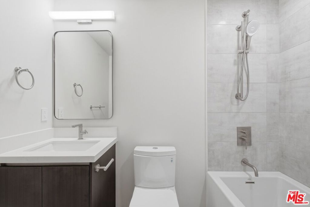 505 S Barrington Avenue 202 Property Photo 13