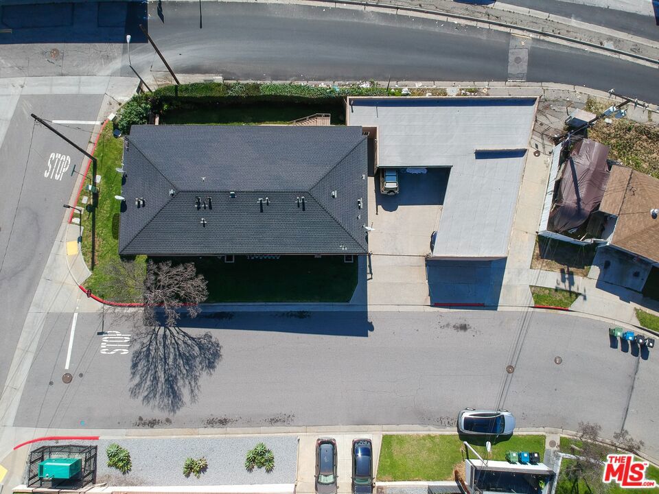2445 Winthrop Drive Property Photo 2