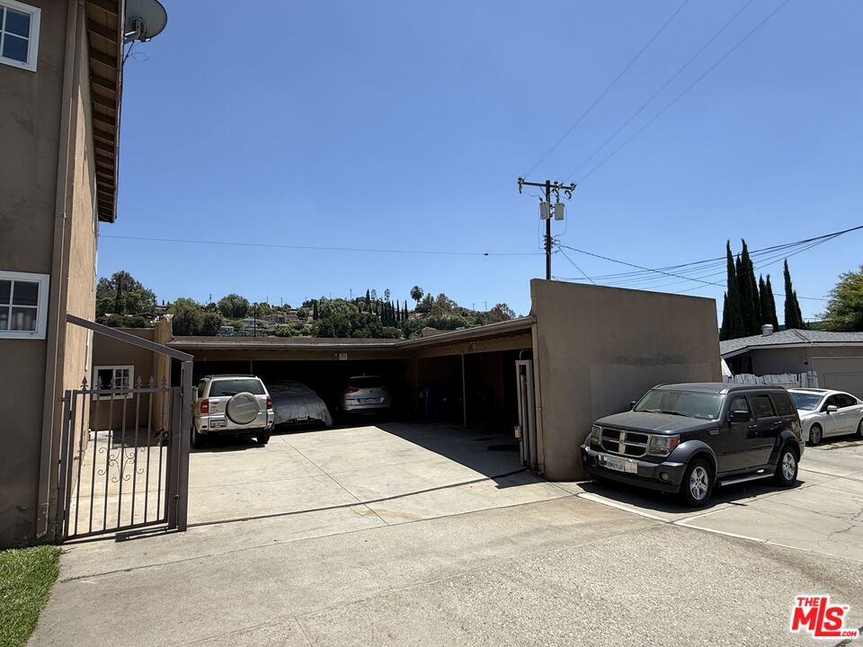 2445 Winthrop Drive Property Photo 3