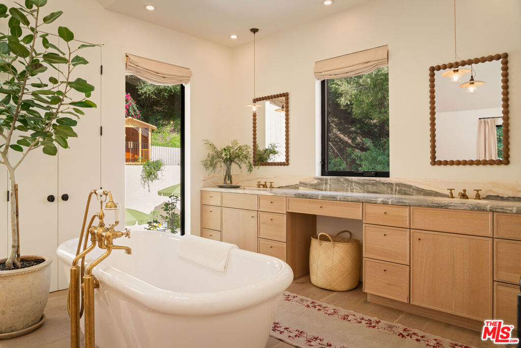 3640 Mandeville Canyon Road Property Photo 22