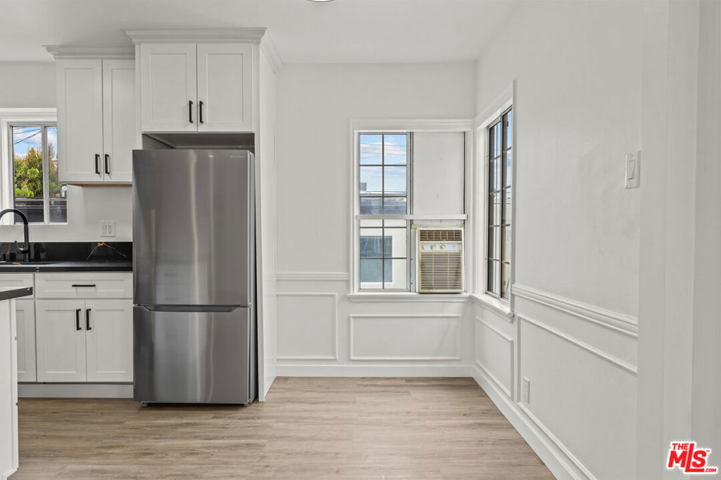 544 1/2 N Genesee Avenue Property Photo 6