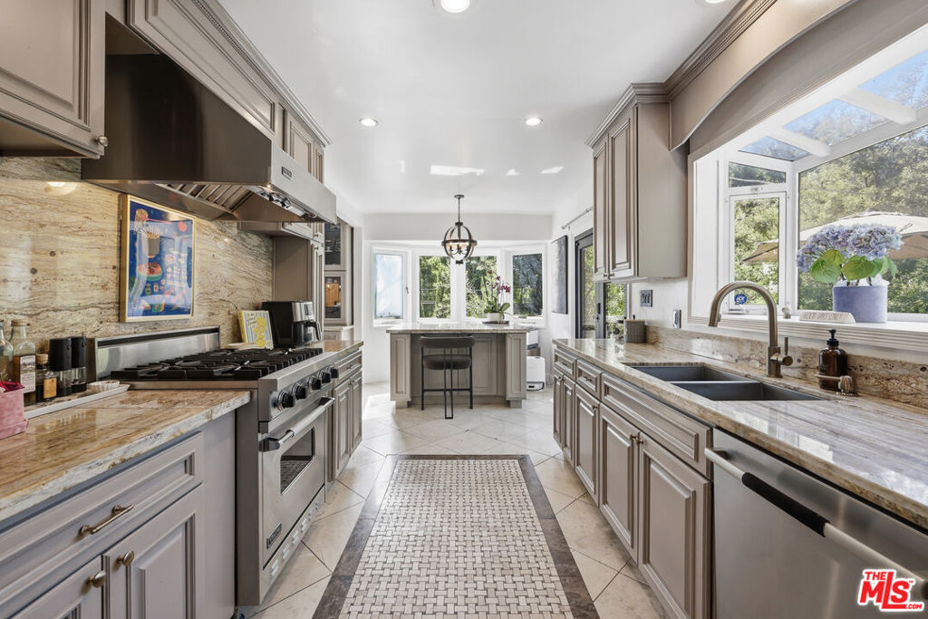 2300 Benedict Canyon Drive Property Photo 8