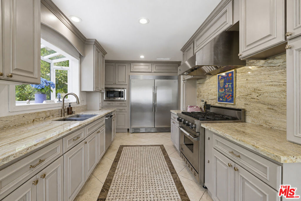 2300 Benedict Canyon Drive Property Photo 10
