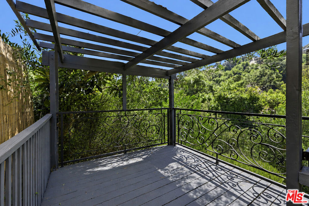 2300 Benedict Canyon Drive Property Photo 37