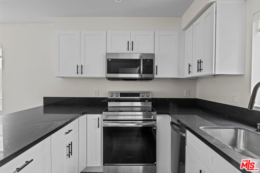 546 N Genesee Avenue Property Photo 5