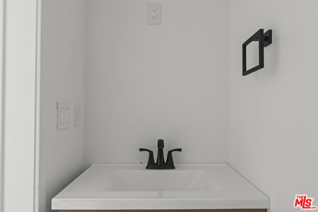 546 N Genesee Avenue Property Photo 6