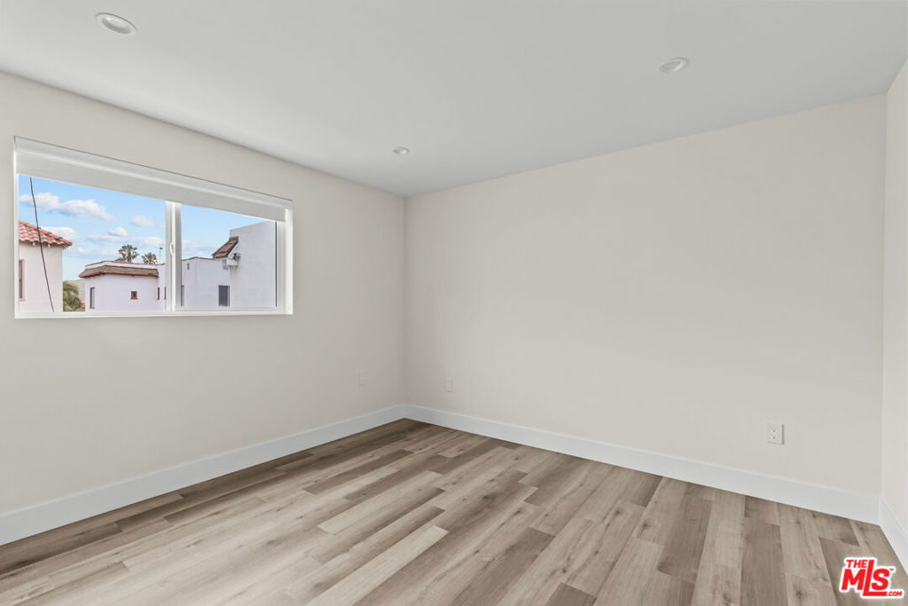 546 N Genesee Avenue Property Photo 8