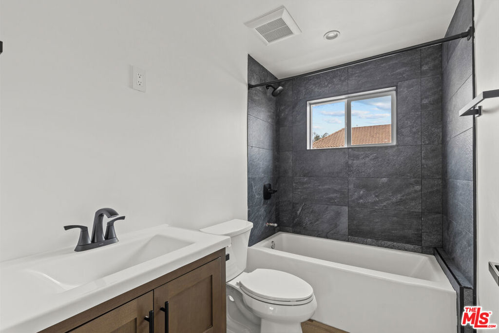 546 N Genesee Avenue Property Photo 13