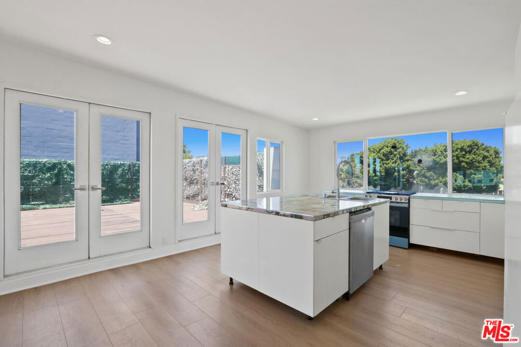 12926 Venice Boulevard Property Photo 6