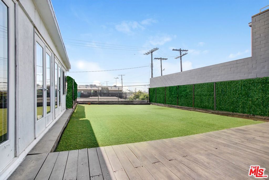 12926 Venice Boulevard Property Photo 8