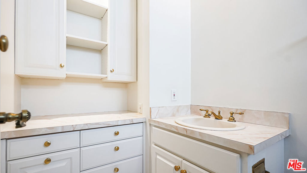 1220 Roxbury Drive 302 Property Photo 42