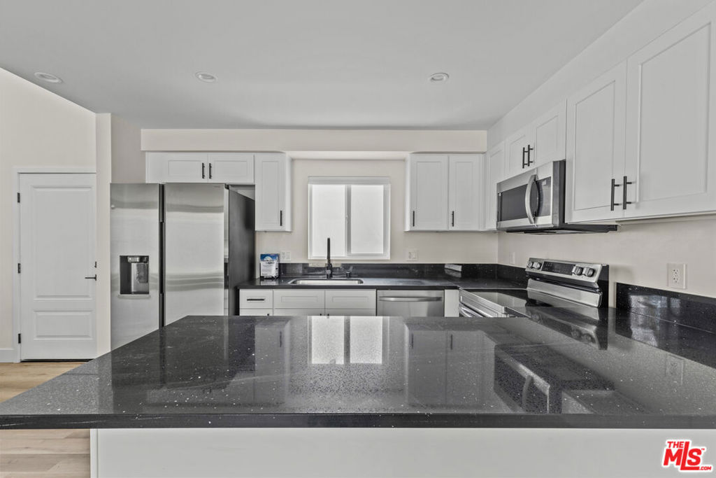 546 1/2 N Genesee Avenue Property Photo 4