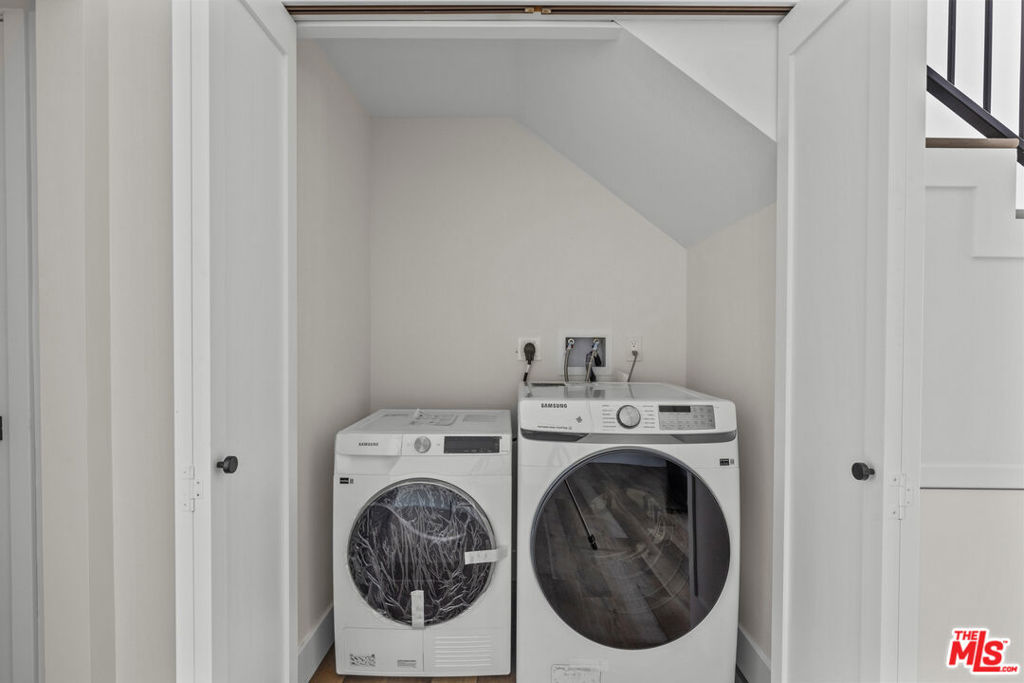 546 1/2 N Genesee Avenue Property Photo 6