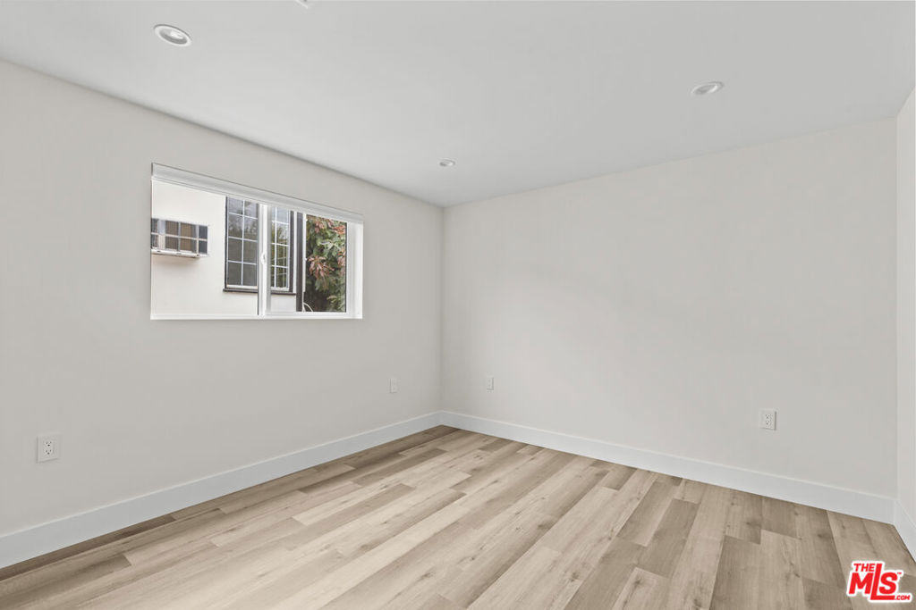 546 1/2 N Genesee Avenue Property Photo 11