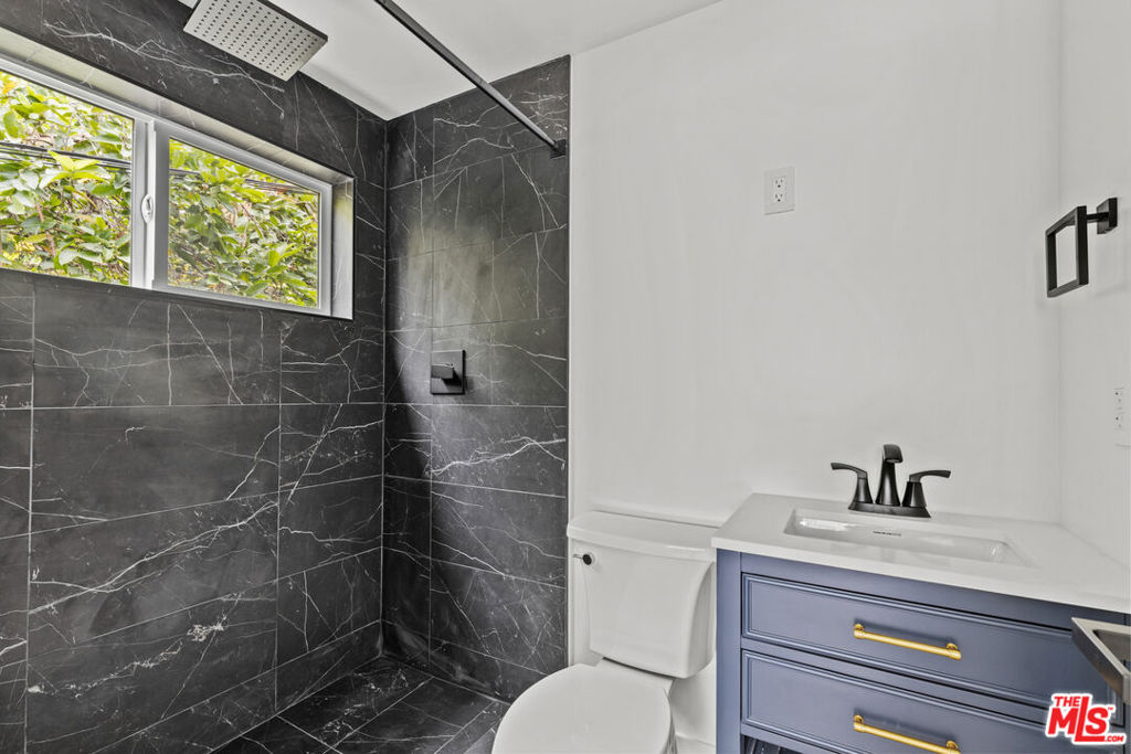 546 1/2 N Genesee Avenue Property Photo 14