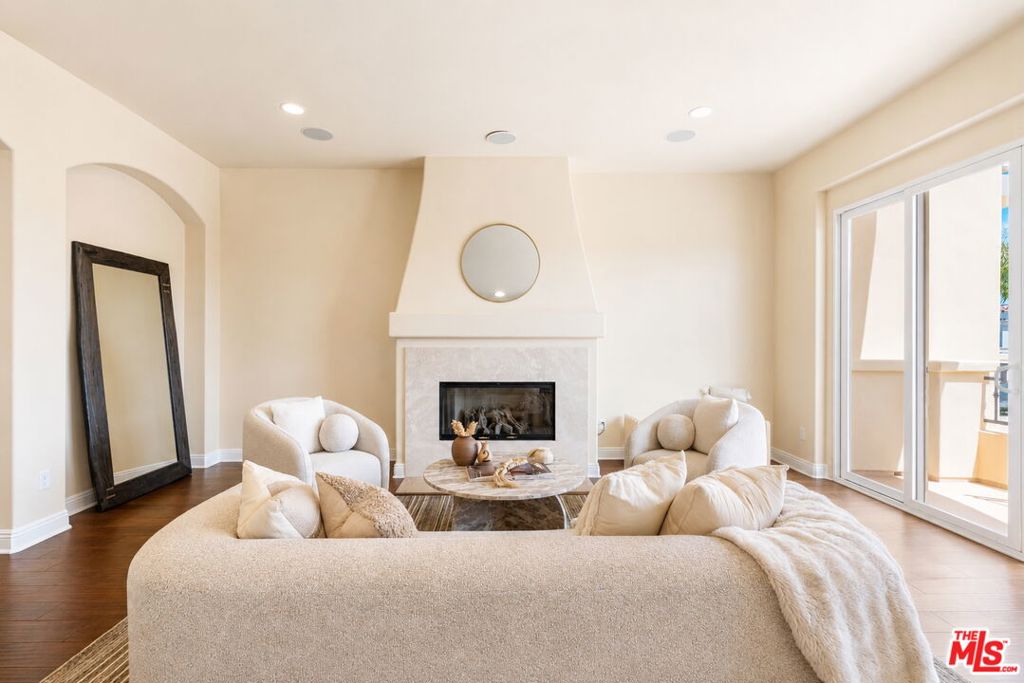 23963 De Ville Way Property Photo 6