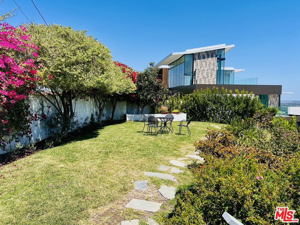 8376 Hollywood Boulevard Property Photo 7