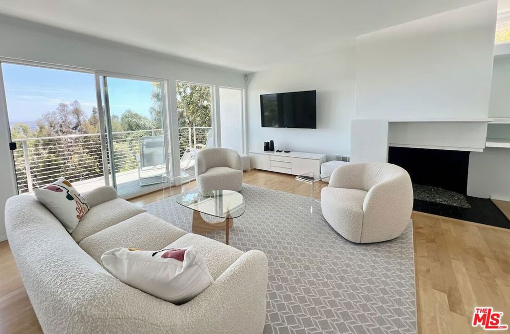 8376 Hollywood Boulevard Property Photo 9
