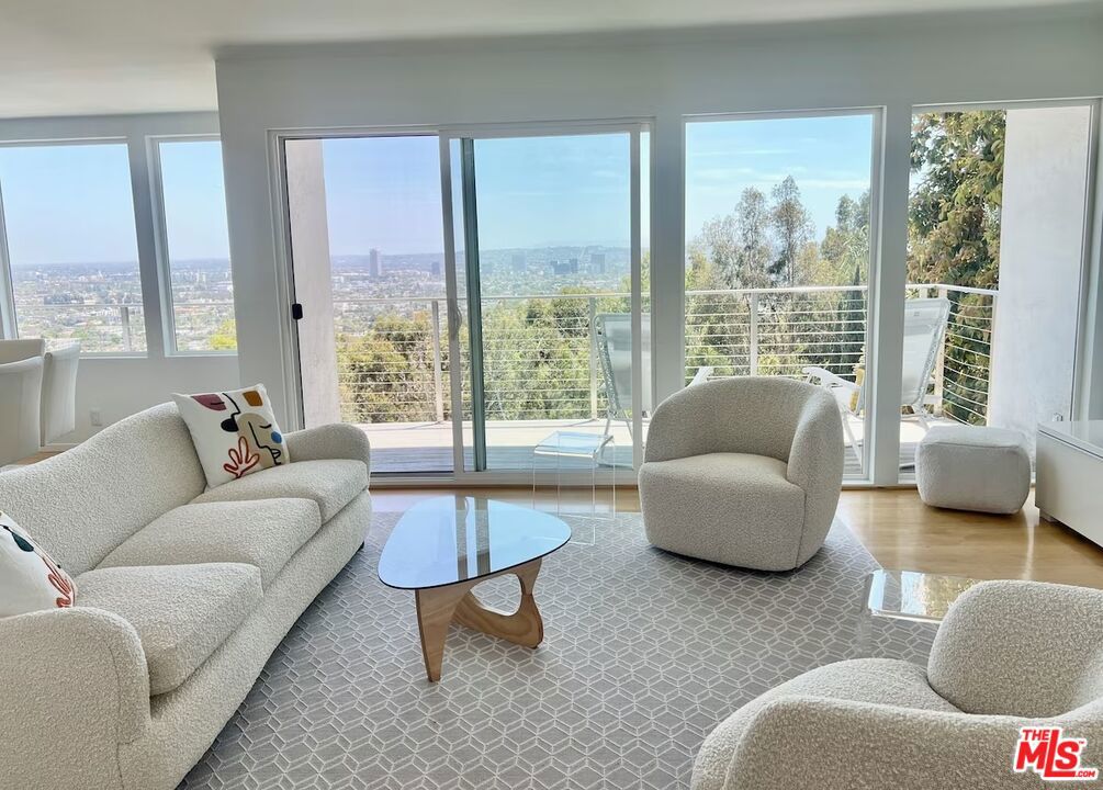 8376 Hollywood Boulevard Property Photo 10