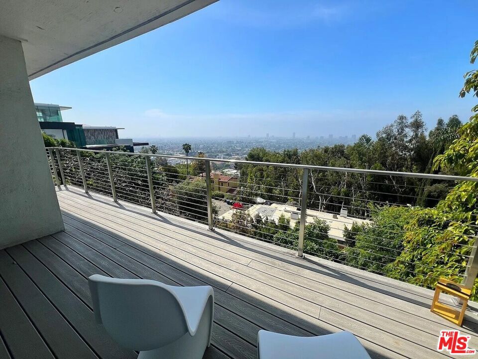 8376 Hollywood Boulevard Property Photo 11
