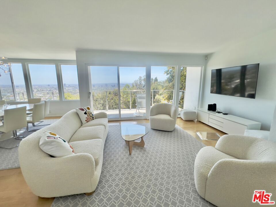8376 Hollywood Boulevard Property Photo 12