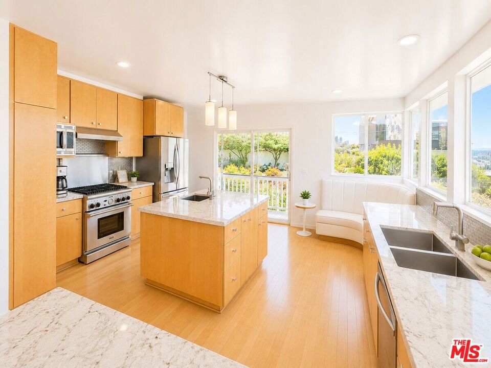 8376 Hollywood Boulevard Property Photo 14