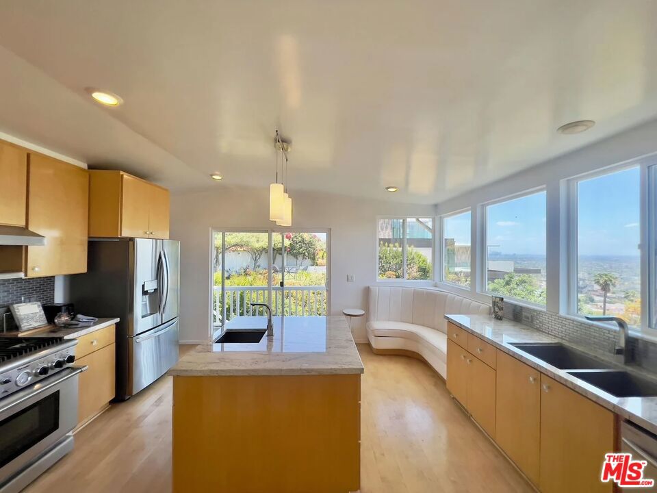 8376 Hollywood Boulevard Property Photo 19