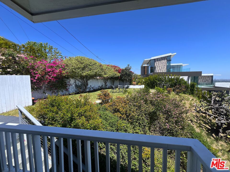 8376 Hollywood Boulevard Property Photo 20