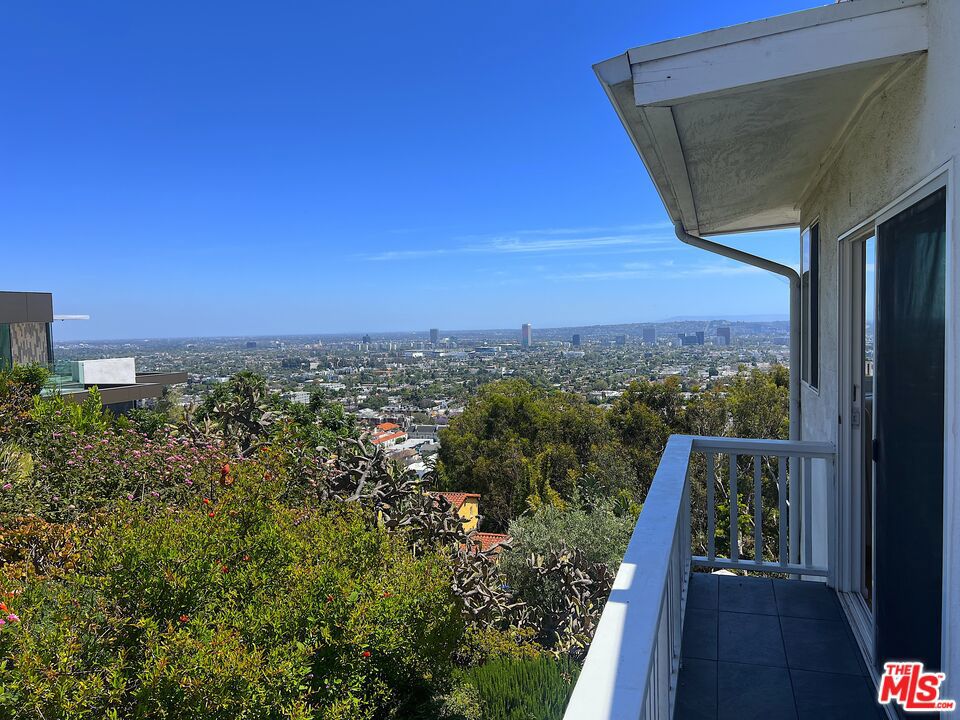 8376 Hollywood Boulevard Property Photo 22