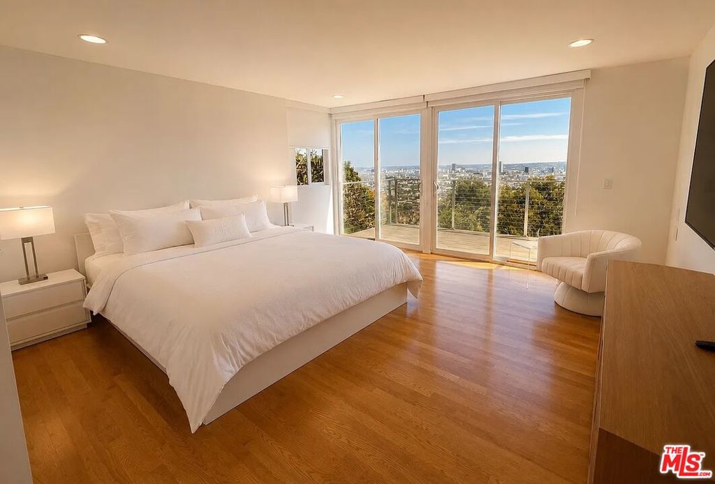 8376 Hollywood Boulevard Property Photo 23