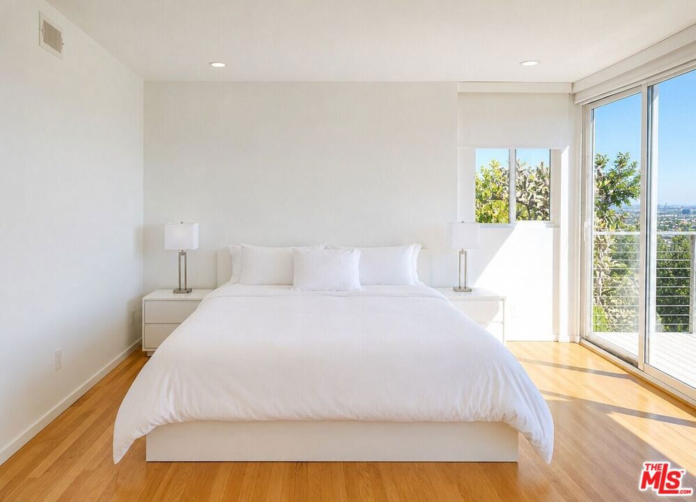 8376 Hollywood Boulevard Property Photo 25