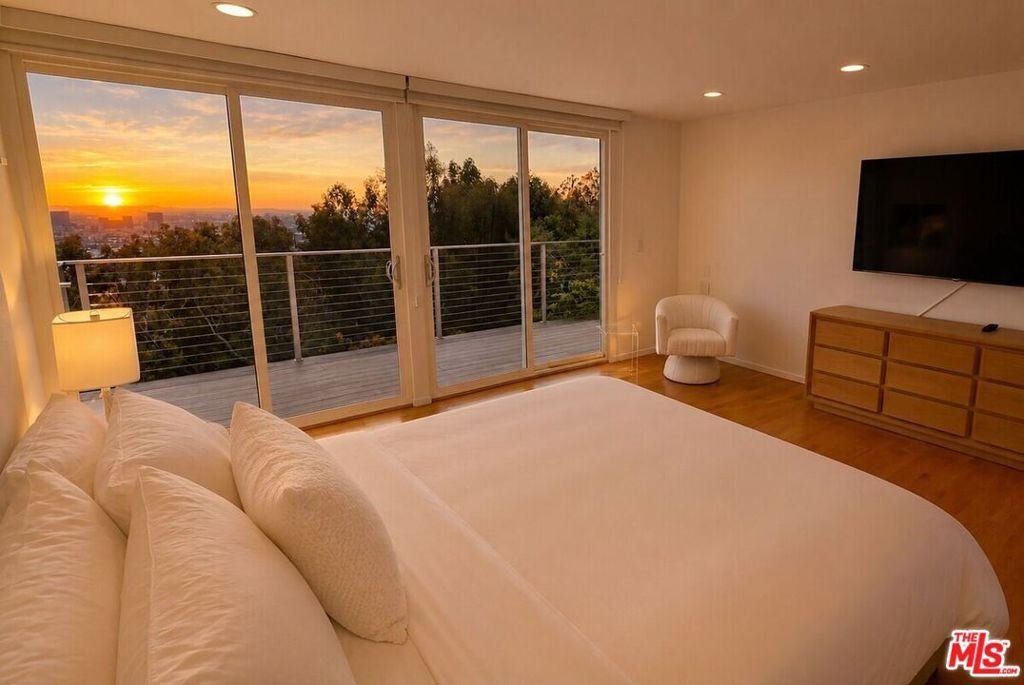 8376 Hollywood Boulevard Property Photo 27