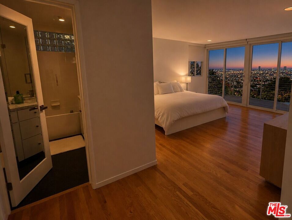 8376 Hollywood Boulevard Property Photo 28