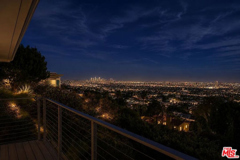 8376 Hollywood Boulevard Property Photo 29