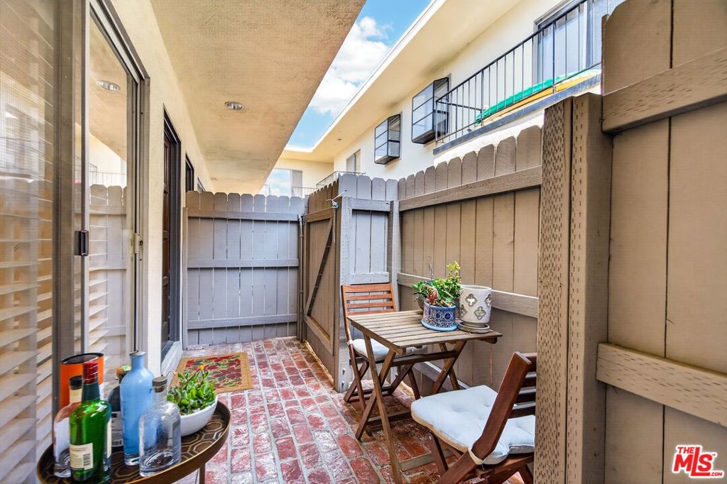 1522 S Centinela Avenue 101 Property Photo 11
