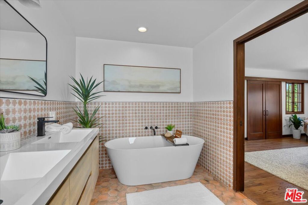 2504 Ocean Avenue Property Photo 10