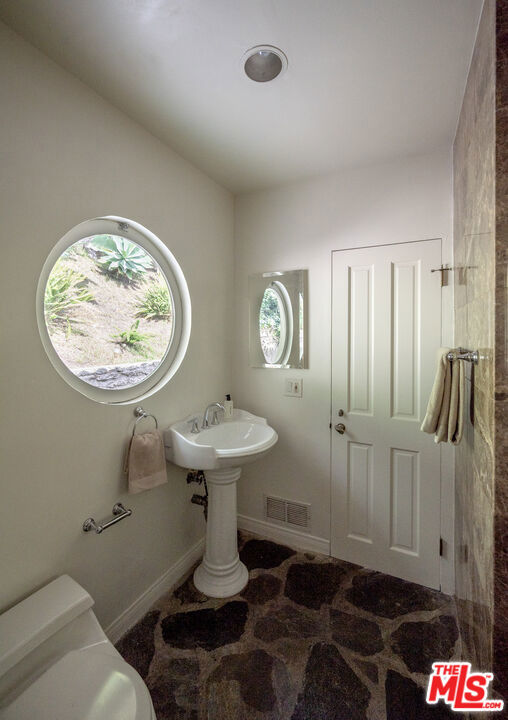 2627 Outpost Drive Property Photo 20