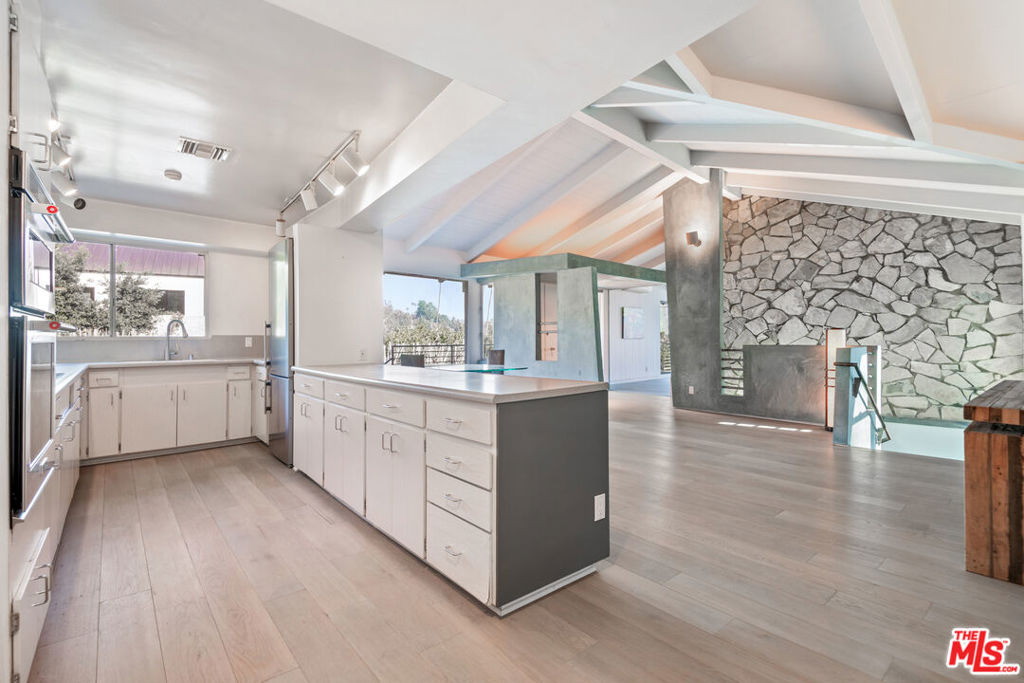 1127 Angelo Drive Property Photo 8