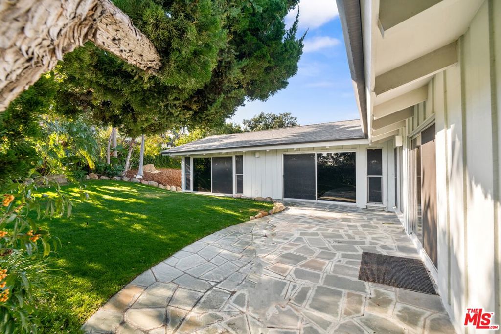 1127 Angelo Drive Property Photo 16