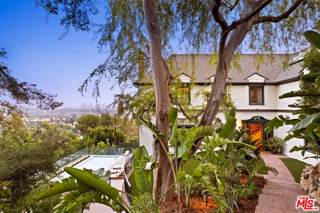 4818 Bonvue Avenue Property Photo 3