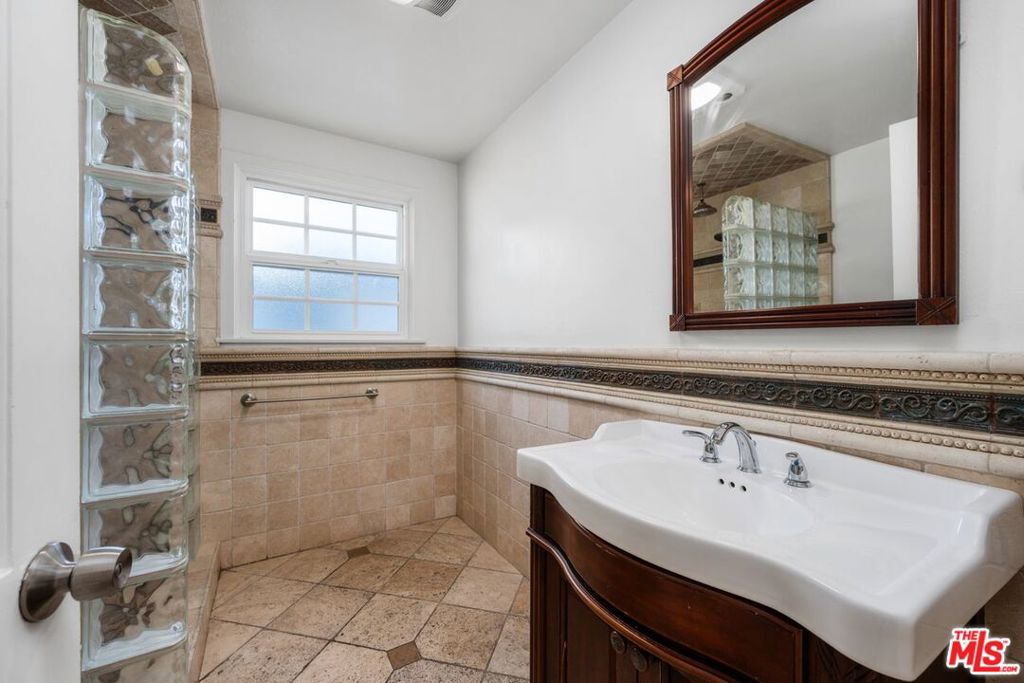 6322 W 78th Place Property Photo 17