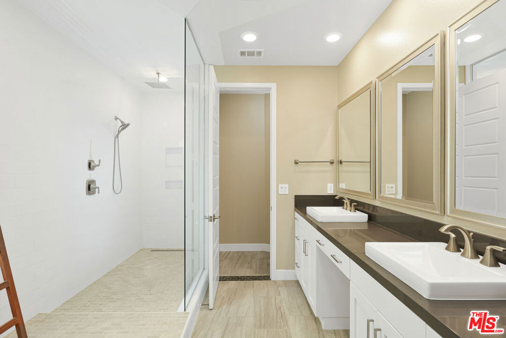 116 Catalyst Property Photo 44